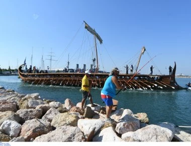 Η τριήρης «Ολυμπιάς» βγήκε ξανά στο Φάληρο! (φώτο)